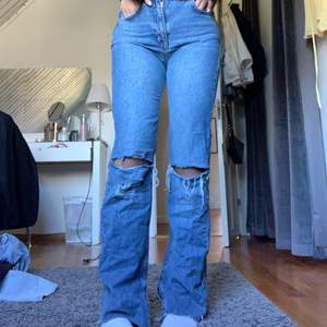 Säljer dessa skitsnygga jeans från pull&bear, de har hål på knäna och slitz längst ner på båda sidor, perfketa i längd på mig som är 168, vid intresse kan jag skicka fler bilder. köparen står för frakt💞