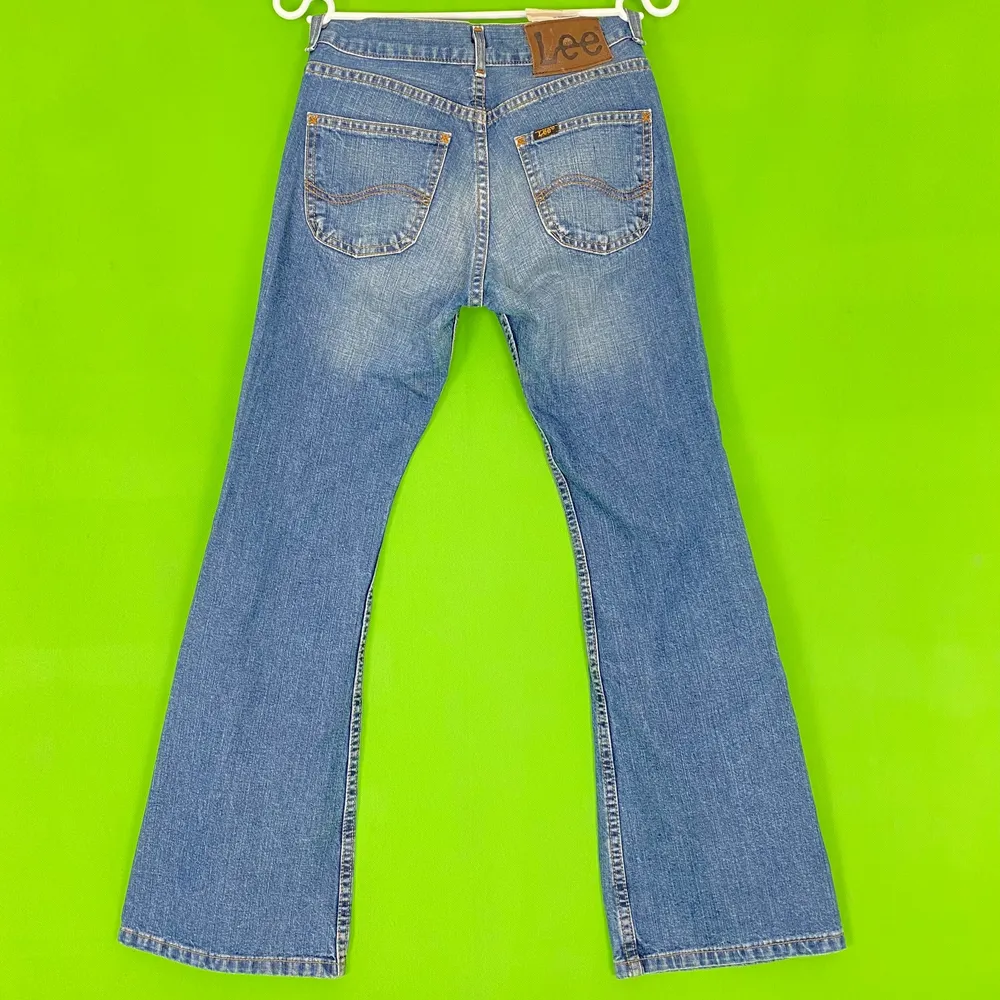 Lee jeans i bootcut / flare fit, bra skick! För mer info om mått, se bild tre. 100% cotton. Står ålder 11 som storlek. Spårbar frakt på 66kr är inräknad i priset. . Jeans & Byxor.