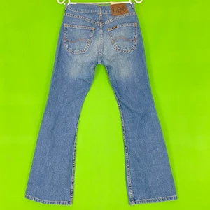 Lee Jeans  - Lee jeans i bootcut / flare fit, bra skick! För mer info om mått, se bild tre. 100% cotton. Står ålder 11 som storlek. Spårbar frakt på 66kr är inräknad i priset. 