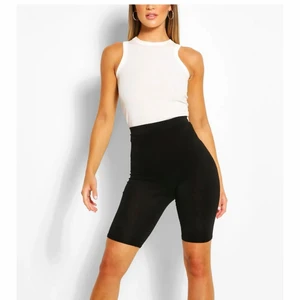 Basic Enfärgade cykelbyxor  - Säljer ett helt nytt 1 pars basic svarta cykelbyxor från boohoo. Enkel och skön material. Den är provad 1 gång och inte mer lappen sitter kvar. Stl L.