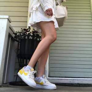 Nike air force 1 shadow  - Ett par väldigt sköna skor med mjuk sula. Något som kan liva upp en tråkig outfit. Dom är svåra att få tag i så passa på!😊 (ny pris 1300) budet är på 630!