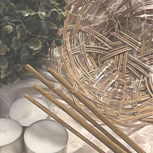 Mini-Witchcraft kit!<3 :) - Detta innehåller 4 små spell jar burkar, 5 små stearinljus samt 10 rökelsepinnar! Dessa saker är speciellt framtagna för folk som håller på med witchcraft men du måste inte hålla på med det för att köpa det. Du kan använda det till vad du vill!💕<3 :D