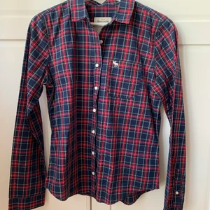 Abercrombie & Fitch skjorta strl M - Fin skjorta från Abercrombie & Fitch. Köpt i New York. Se gärna annat jag säljer också.