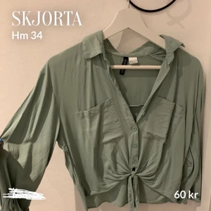 En grön skjorta ifrån H&M - I storlek 34, +66kr i frakt!⚡️