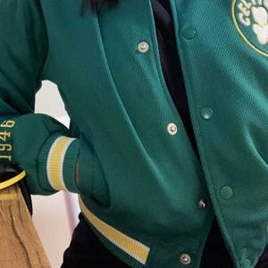 Vintage Boston Celtic jacka , hardwood classics NBA - Som ny, haft i 20 år men nästan aldrig använt. Bud från 300. Finns på fler sidor.