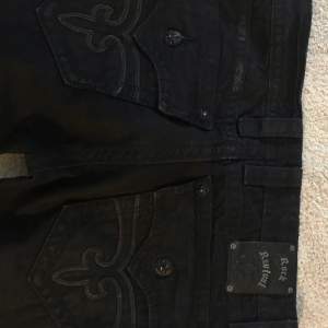 skitcoola rock revival jeans i strl 33! har ett litet hål på benet men knappt något som märks<3 ganska dyra vid inköp men har tyvärr blivit för korta:(