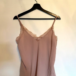 Linne från NA-KD i stl S, fint skick  - NA-KD, stl S. Använd kanske 2 gånger • Skickas med posten, frakten kostar 24:-