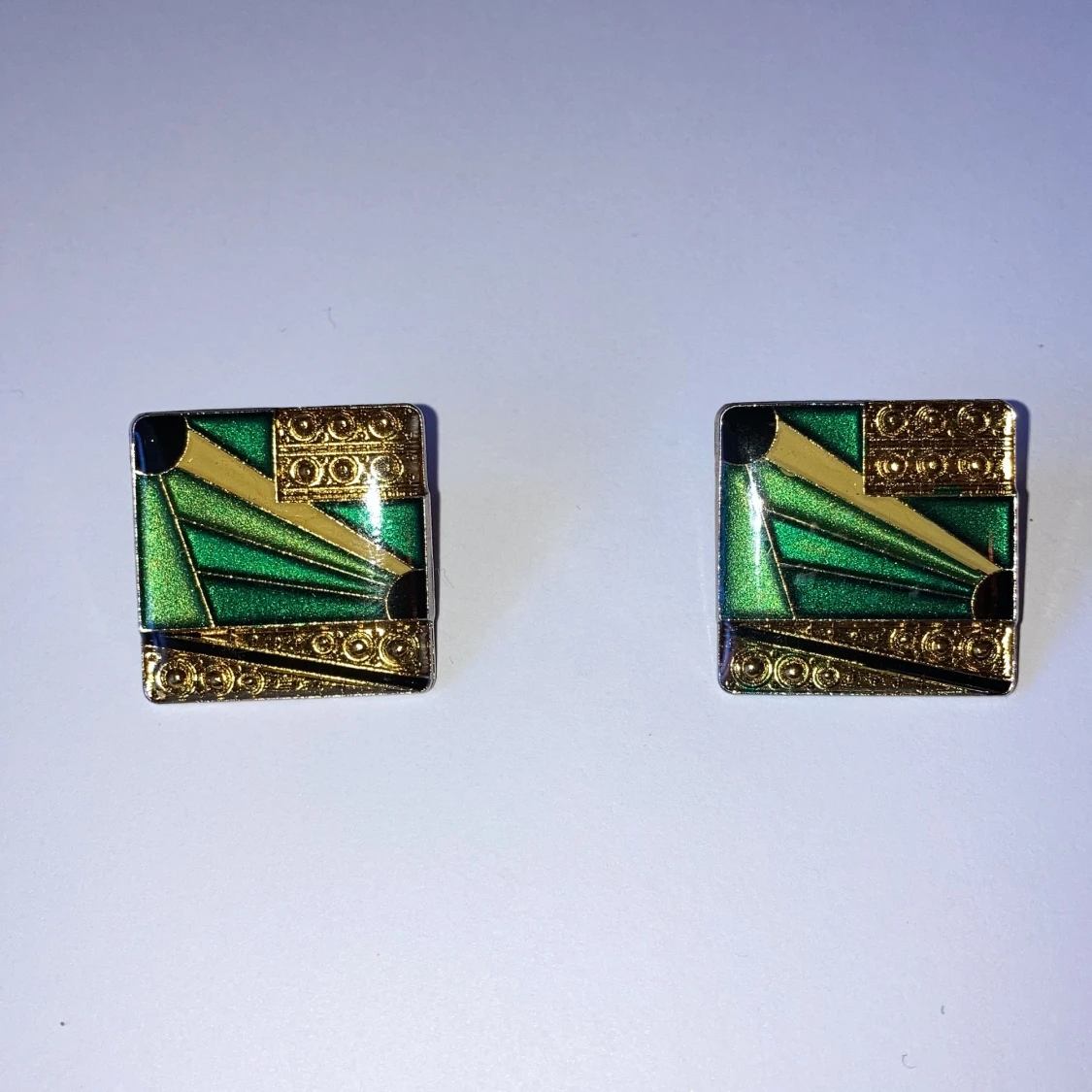 Kvadrat formade örhängen. - 90