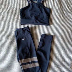 Tränings-set Stronger - Jättefint tränings-set i mörkblått från stronger i strl xs, passar även s bra Ordinariepris totalt tillsammans är 1100kr, säljes för 400kr Toppen är endast använd en gång, som helt ny då jag köpte till den senare Tightsen är använda ett knappt tiotal gånger men superbra kvalitet dem också Säljes då dem inte kommer till användning Hör gärna av dig vid frågor eller funderingar💕