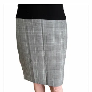 Pennkjol - Rutig pennkjol stl 46. Slits baktill. Aldrig använd. Köparen står för frakten.