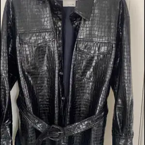 Säljer en oanvänd skjorta i fejk läder ( ormskinn) nypris 599