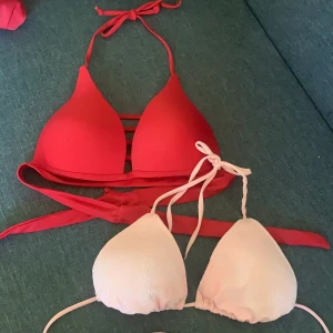 Bikini  - Säljer två bikini överdelar, priset går att sänkas. OBS båda bikiniöverdelarna ingår i priset😇