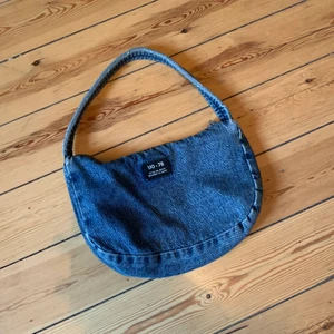 Skit snygg jeans väska - Knappt använd, gör outfiten extra snygg me denna coola väska. Pris kan diskuteras