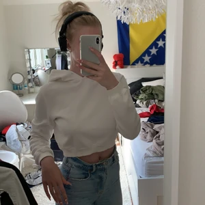 Croppad luvtröja - Vit croppad luvtröja från nelly. Band finns om man vill ha med det! Kontakta mig vid frågor eller funderingar 🤍