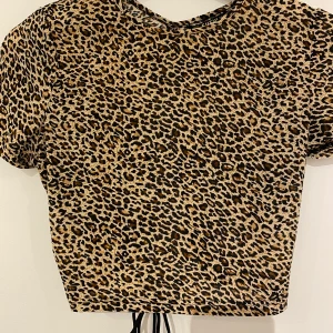 Magtröja leopard, öppen rygg - Leopardmönstrad magtröja från Shein med detaljerad öppen rygg. Strl M men passar också S. Aldrig använd :)