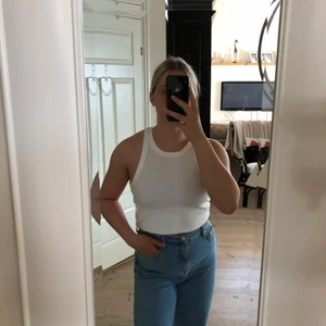 Vit topp Gina - Säljer denna vita topp från Gina. Väldigt användbar då den passar till allt! Den är i strl L men passar mig som är M. Spårbarfrakt 66kr💓