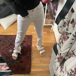 Jeans med slits - Ett pr vita jeans m dlits från asos som jag aldrig använt!! 💕