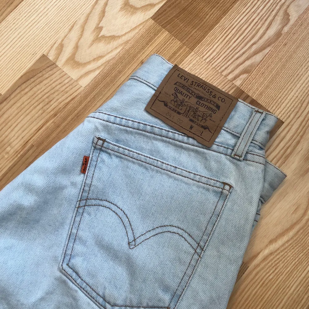 Säljer dessa fina Levis jeansshorts!! 💖 skulle säga att shortsen passar S, lite större samt lite mindre också💕 Frakt 66kr. Shorts.