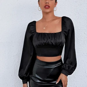 Svart silkeblus - Helt oanvänd silkesblus, köp direkt för 80kr 💕