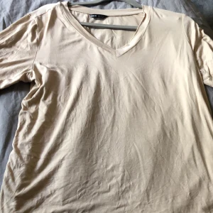 Silk t-shirt  - Beage t-shirt från SHEIN. Använd Max 2 ggr. Orginalpris 150kr. Du betalar frakt 😊💜