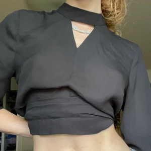 Svart blus - Svart blus med cut outs, gott skick. Från gina 