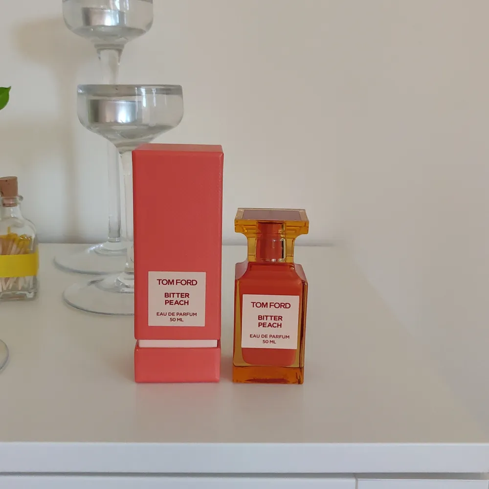 Säljer min parfym, TOM FORD Bitter peach. Fick två i present så säljer denna. Oanvänd och har kvar original förpackningen. Nypris ligger på 2700kr och säljer denna för 2000kr. Fraktkostnaden tillkommer.. Accessoarer.