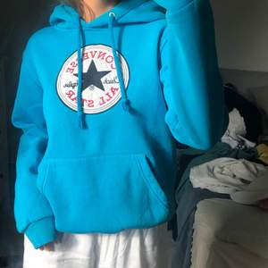 Säljer mig vintage converse hoodie, verkligen skitsnygg!💙🦋 Det står storlek L men den är väldigt liten i storlek så skulle säga att hoodien är XS😝