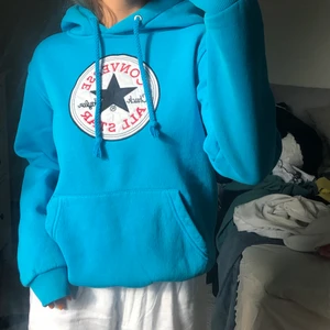 Converse hoodie  - Säljer mig vintage converse hoodie, verkligen skitsnygg!💙🦋 Det står storlek L men den är väldigt liten i storlek så skulle säga att hoodien är XS😝