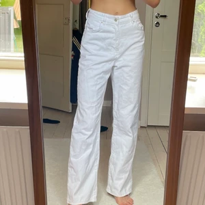 Wide leg jeans från bershka - Jättesköna jeans från bershka i wide leg modellen. I gott skick. Storleken på jeansen är 36.