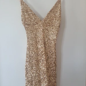 Klänning  - Fin glitter klänning från Rebecca Stella. Använd två gånger. Så den är som ny. 