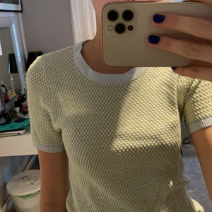 Zaratröja  - En jätte snygg t-shirt från zara som är använd högst 5 gånger. Den är i bra skicka och vad jag vet svår att hitta att köpa nu som ny. Den är i ett ganska stretchat tyg och passar S/M, men den är i storleken 34. Budet ligger på 170kr! 