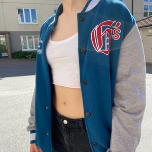 Collegejacka - Snygg collegejacka i fint skick, sitter oversized på mig som brukar ha m💕 Buda i kommentarerna, startpris 250kr💕