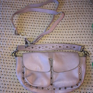 Unlimit axelremsväska - En jättefin lila unlimit väska. Den är använd med ändå väldigt fräsch! Köparen står för frakten🥰