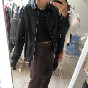 Overshirt i skinn - En skjorta i skinnimitation som inte kommit till användning! Både snygg som overshirt men också stängd. 