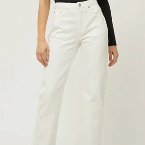 Jeans vita - (FÖRSTA BILDEN ÄR LÅNAD) Säljer mina jättesnygga jeans från WEEKDAY. Köptes förra sommaren! Priset kan diskuteras. Skickar mer bilder privat om det önskas! 💕🙏✨