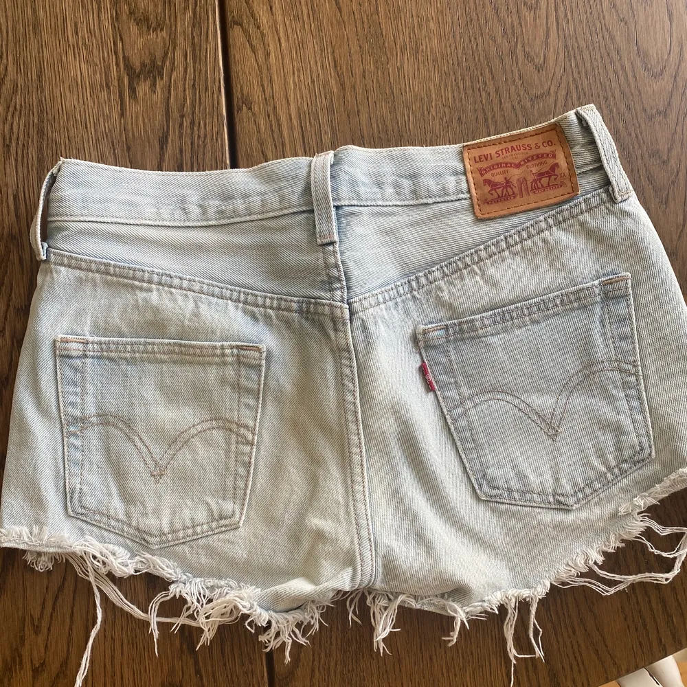 Snyggaste 501 Levis shortsen köpta i USA för några år sedan men sparsamt använda! Säljer då de tyvärr är för små 🥲 Frakt tillkommer och pris kan diskuteras vid snabb affär 💞. Shorts.
