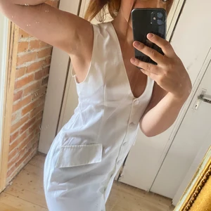 Långklänning 80-90tal - Vit klänning som går ned till fotknölarna. Sent 80-tal början på 90.  Storlek M