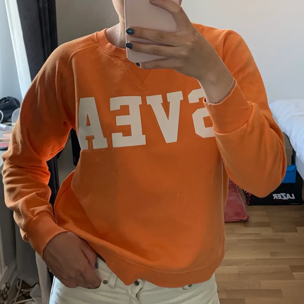 Riktigt cool sweatshirt från Svea med logga i fram och trycket ”perhaps today” i ryggen! I princip oanvänd 🧡🧡 Priset kan diskuteras!. Hoodies.