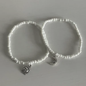 Armband med små silver berlocker  - Söta sms vita armband med sol och måne berlocker. Bra skick aldrig använda 