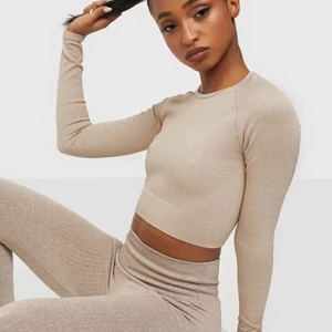 Ami’n Beige Ribbed Träningsset  - Träningsbyxor och tröja från Ami’n i storlek S. Använda 3-4 ggr. Säljer pga. att de inte kommit till användning.   •BEIGE RIBBED SEAMLESS TIGHTS:  ord. pris- 599kr  •BEIGE RIBBED SEAMLESS CROP LONG SLEEVE: ord. pris- 499kr  Paketpris: 599kr