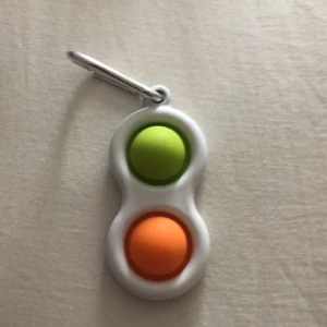 Simple Dimple - Den är grön och orange och låter superbra när man poppar popsen. Den kan du hålla på med om du vill bli lugn.