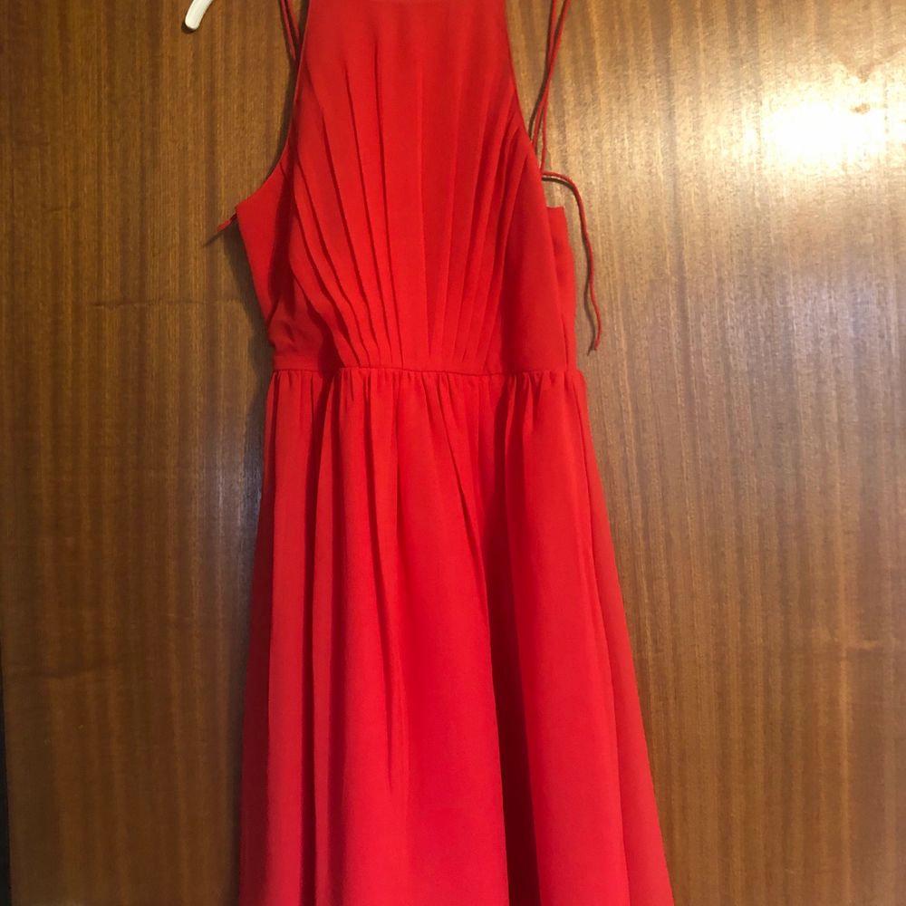 Säljer en jätte fin röd klänning 🥰 •Storlek 34/XS •Använt 2 ggr  •200kr + 96kr (frakt)  •Färg: röd ❤️ •Lite öppen i ryggen + justerbara band. Klänningar.
