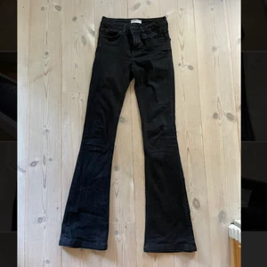 Zara bootcut jeans - Svarta bootcut jeans från Zara Women - Premium Denim Collection . Nypris: 500 