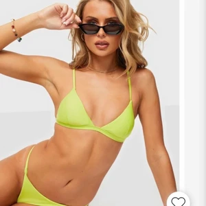 Bikini topp från Nelly helt ny!  - Säljer en neon bikini topp från Nelly! En av mina favoriter i modellen! Denna var tyvärr för liten för mig men helt ny. Köparen står för frakt. Kan även mötas upp runt om i Stockholm! 
