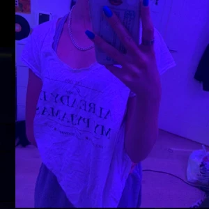 Tröja - Cool tröja men text på. Super skönt å knappt använt❤️ säljer för 50 kr + frakt😀