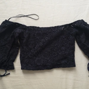 Superfin topp från Zara - Superfin topp/magtröja från zara i spets! Ingen stretch men är en liten S. 