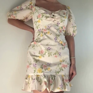 Blommig klänning  - Supersöt blommig klänning från Nobody’s Child som tyvärr var för stor för mig :( Helt oanvänd och felfri med lappen kvar. Passar utmärkt till sommaren! 