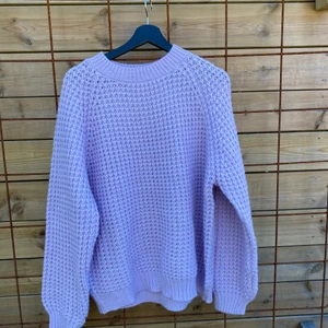 Lila stickad tröja  - Säljer denna lila stickade sweatshirten, har aldrig använt då jag inte tyckte denna passade mig🤍 Storlek M, det är väldigt mysigt material & väldigt tight stickad så den är inte alls genomskinlig. Köpt för 200kr säljer för 150kr + frakt