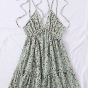 jättegullig sommar klänning! - Jättesöt klänning inför sommaren. Du knyter i nacken och i ryggen. Bara provad inte använd, säljer för att den inte passar mig.  