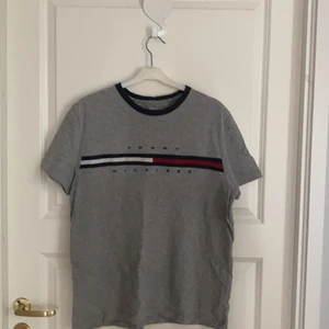 Tommy hilfiger t-shirt  - Tommy hilfiger t-shirt! Storlek M! Köpt för ca 1 år sedan! Köpt för ca 200kr och säljer för 75+ frakt ( 48kr)! Nyskick! Äkta!!